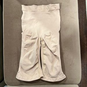 Skims mid thigh short L/XL.